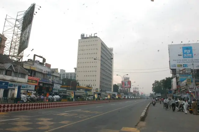 சென்னை மாநகரின் அடையாளங்களில் ஒன்றான எல்ஐசி கட்டடத்தின் தோற்றம் (ஜனவரி 04, 2006)