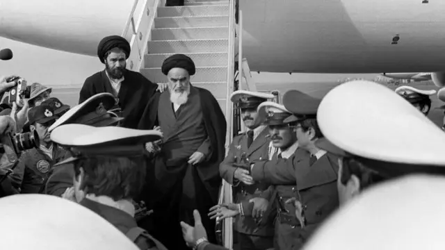 1979 की क्रांति के बाद निर्वासन से लौटते आयतोल्लाह ख़ुमैनी