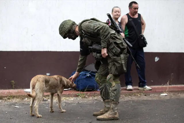 Украина. Луганская область. Северодонецк. Военнослужащий Народной милиции ЛНР и мирные жители в городе, 15 июня.