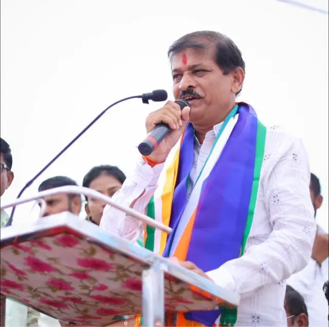 मतदानाच्या वेळी उमेदवाराचं नाव होतं आणि नंतर ते कसं गायब झालं? असा सवाल राष्ट्रवादी शरदचंद्र पवार पक्षाचे जिल्हाध्यक्ष चरण वाघमारे यांनी उपस्थित केला.