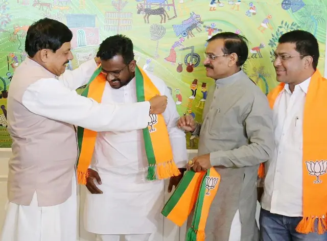 मुख्यमंत्री मोहन यादव और मध्य प्रदेश बीजेपी यूनिट के अध्यक्ष वीडी शर्मा छिंदवाड़ा के मेयर विक्रम सिंह अहाके को पार्टी में शामिल कराते हुए