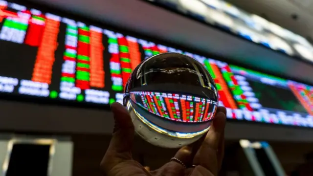 Foto de bola de cristal feita na Bolsa de Valores em SP