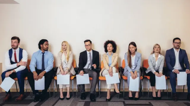 Gente esperando una entrevista laboral.