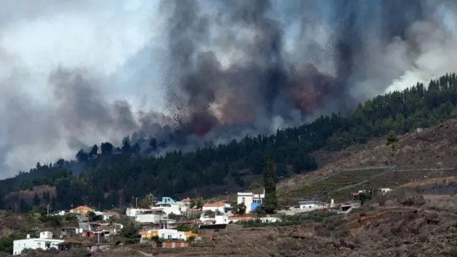 Деревня у подножия вулкана Кумбре-Вьеха