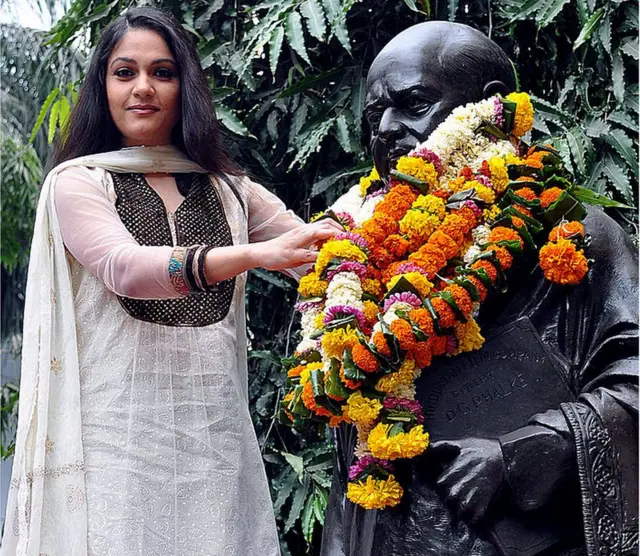 ఫాల్కే విగ్రహానికి పూలమాల వేసి నివాళులర్పిస్తున్న సినీనటి గ్రేసీ సింగ్