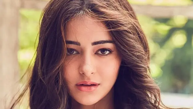 अनन्या पांडे ने इस फ़िल्म में एक अहम किरदार निभाया है. वो चंकी पांडे की बेटी हैं.