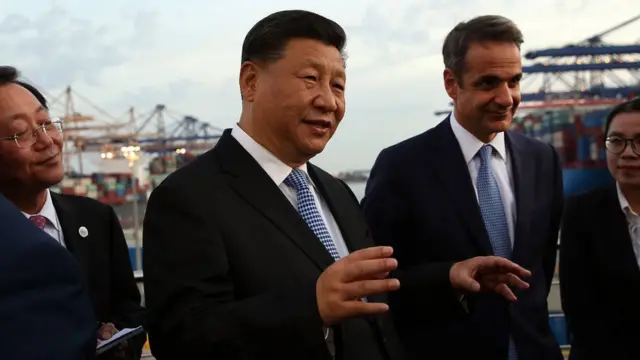 O presidente chinês, Xi Jinping, e o primeiro-ministro grego, Kyriakos Mitsotakis, no portoafun cassinoPireu (2019)