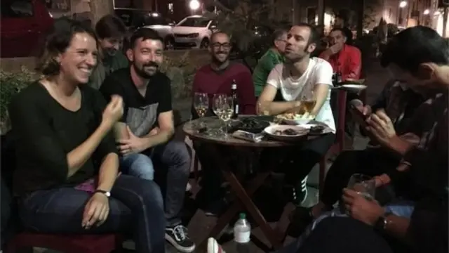 Người dân tại Catalonia bàn luận về diễn văn của vua Felipe VI