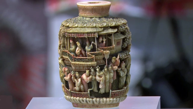 在2014年3月播出的节目中，专家们鉴定了一个19世纪清代的象牙鼻烟壶。