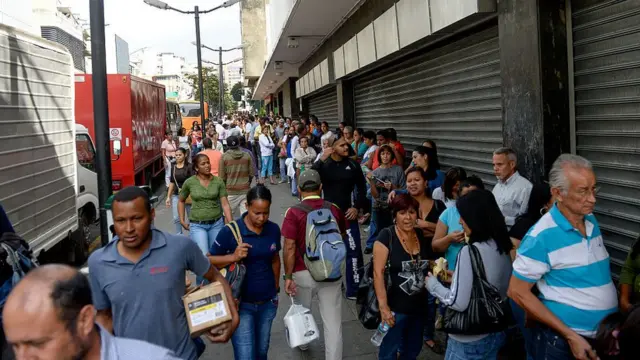 Filas de gente frente al supermercado.