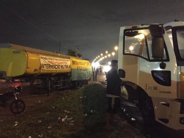 Caminhões com faixa pedindo intervenção militar