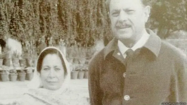 पाकिस्तान के राष्ट्रपति अयूब ख़ां बेगम अयूब के साथ.