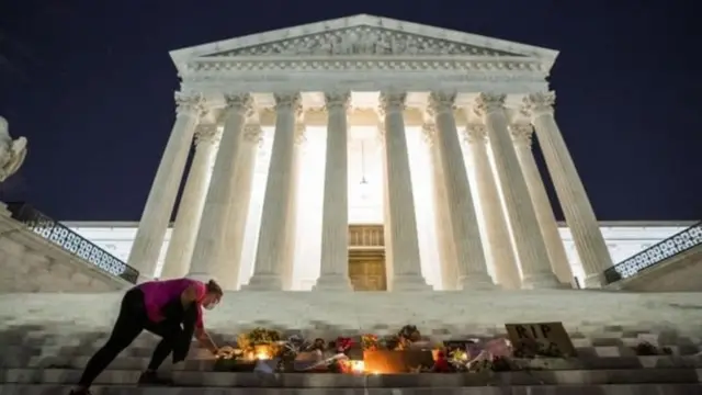 人们在最高法院门前摆放鲜花悼念已故大法官金斯伯格