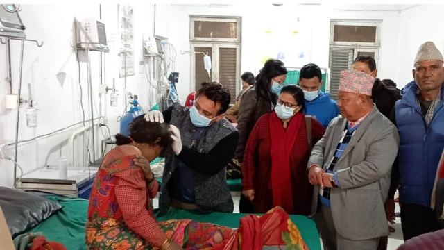 जिल्ला अस्पताल डोटीमा उपचाररत् घाइतेलई भेट्दै पूर्वमन्त्री प्रेम आले