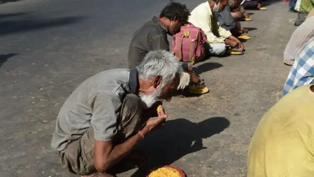 ભોજન કરી રહેલા ગરીબની તસવીર