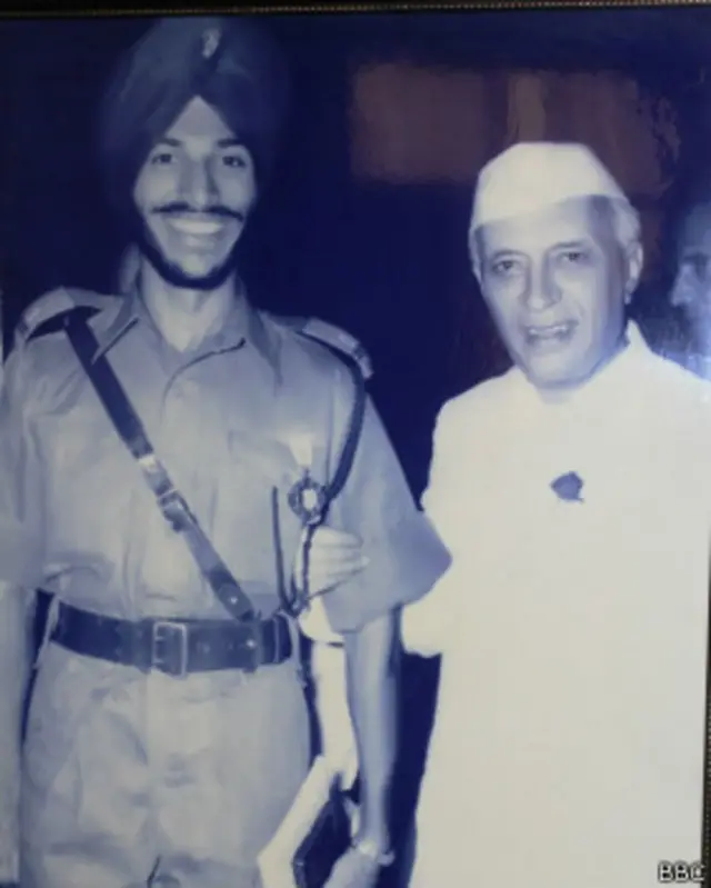 પૂર્વ વડા પ્રધાન જવાહરલાલ નહેરુ સાથે મિલ્ખા સિંહ