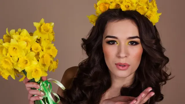 Chica con corona y ramo de narcisos