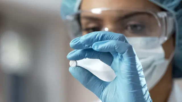 عالم يختبر دواء