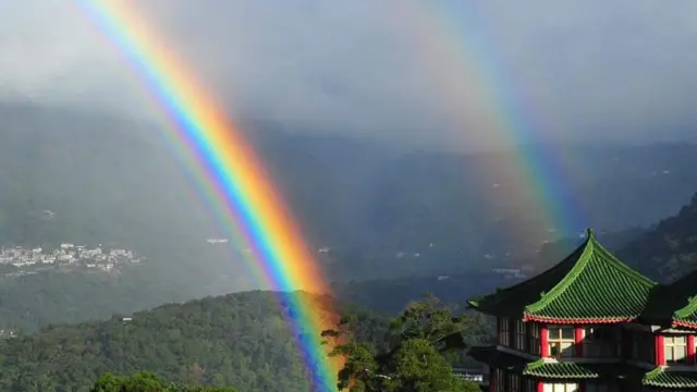 Taiwan rainbow 'lasts record-breaking nine hours'