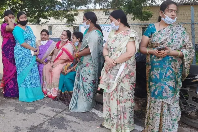 ప్రాజెక్టు స్థలానికి చేరుకుని రోదిస్తున్న కుటుంబ సభ్యులు