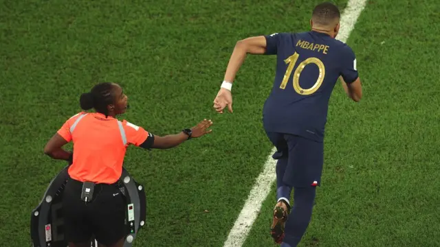 La Rwandaise Salima Mukansanga - la première femme quatrième arbitre de l'histoire de la Coupe du monde - fait entrer Kylian Mbappé, lors de la défaite de la France contre la Tunisie.