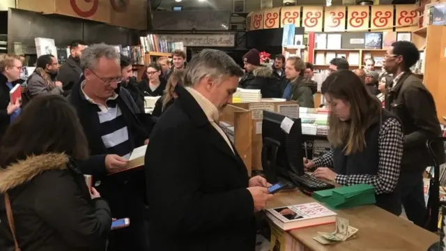 صف مردم برای خریدن کتاب جنجالی