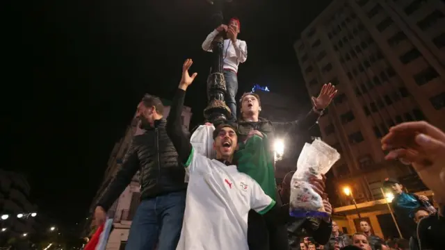 Les algérois ont passé une partie de la nuit à fêter l'annonce de la démission de l'ex-président.