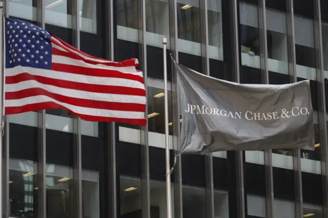 Uluslararası yatırım bankası JP Morgan, Türk Lirası ile algoritmik işlem yapılmasına aracılık hizmeti vermeyi sona erdirdi. Türk Lirası'nın son dönemde dolara karşı tarihi bir düşüş yaşaması ve kurdaki oynaklık, uzmanların TL cinsi işlemlerin uluslararası piyasalarda gerçekleştirilmesinde sorunların yaşanabileceği uyarısı yapmasına neden oluyordu.