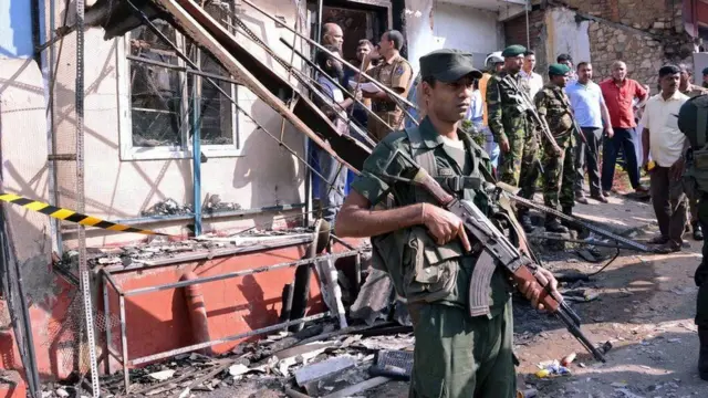 શ્રીલંકામાં લગાવેલી કટોકટીમાં રસ્તા પર ઊતરેલા સૈન્યની તસવીર