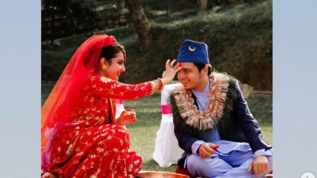 श्रीमानलाई सिन्दूरको टिका लगाइ दिँदै सुवेक्षा।