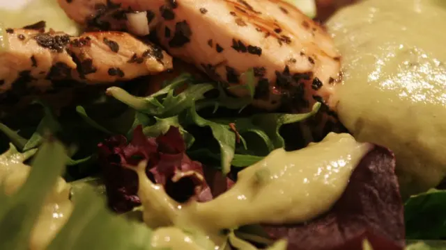 Un taco con salsa de aguacate