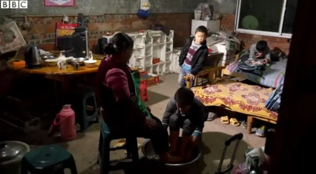 Anak-anak China dipelihara neneknya, sementara orang tua mereka bekerja di tempat lain.