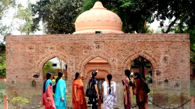 ਅੰਮ੍ਰਿਤਸਰ ਦੇ ਜਲਿਆਂਵਾਲਾ ਬਾਗ਼ ਵਿੱਚ 1919 ਦੇ ਕਤਲੇਆਮ ਵੇਲੇ ਚੱਲੀਆਂ ਗੋਲੀਆਂ ਦੇ ਨਿਸ਼ਾਨ ਦੇਖਦੀਆਂ ਕੁਝ ਕੁੜੀਆਂ