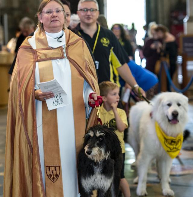 الكاهنة جيسيكا مارتن قادت القداس بصحبة كلبها غونزو