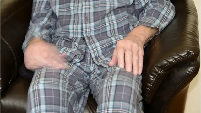 Hombre con mano temblorosa