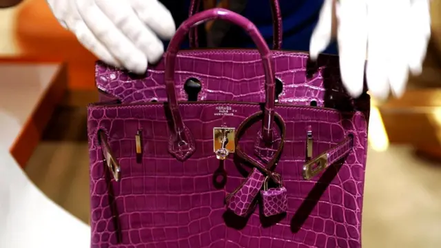 Orta təbəqənin istehlakçıları indi özlərinə müasir televizor və dizaynerin hazırladığı çantaları ala bilərlər.