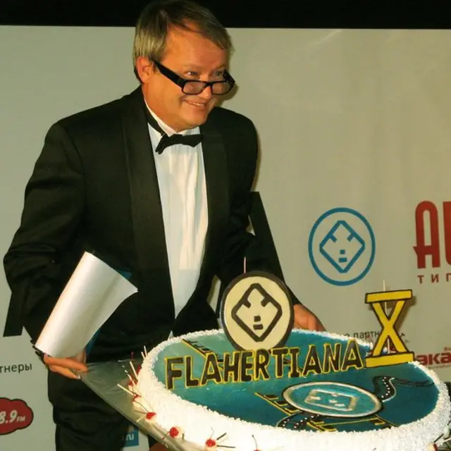 Основатель и президент фестиваля Павел Печенкин с именинным тортом в честь десятилетия "Флаэртианы" шесть лет назад
