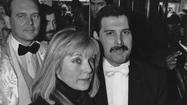 Mary Austin, Freddie Mercury e Jim Beach, agente do Queen.