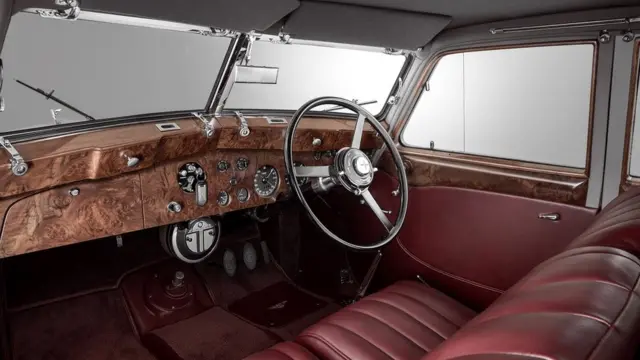 بنتلی می‌گوید همه قطعات با جزییات شبیه به ماشینی است که در بمباران از بین رفت