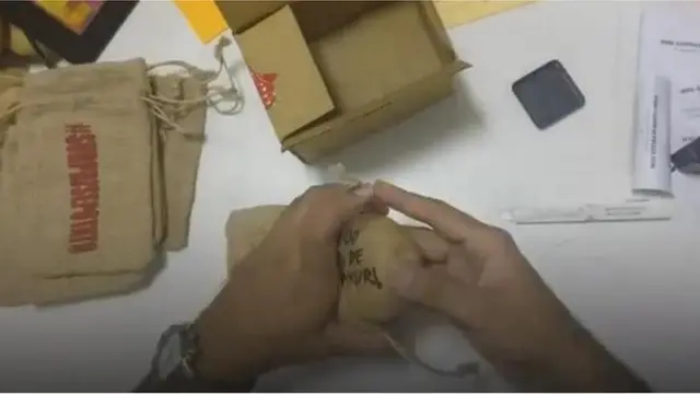 আলু-বার্তা তৈরী হয়ে যাওয়ার পরে সেটাকে একটা ছোট্ট চটের ব্যাগে ভরে নিতে হবে