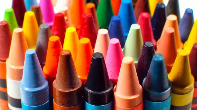 Malgré le large éventail de crayons de couleur proposés, les enfants choisissent souvent leur couleur préférée à plusieurs reprises