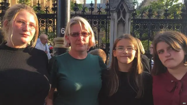 نتالي غليدن وبناتها