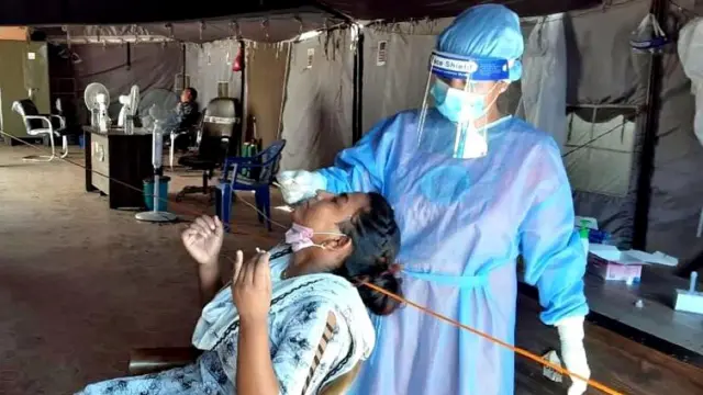 कोभिडको एन्टिजन परीक्षणका लागि नमुना सङ्कलन गरिँदै