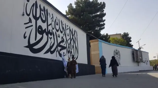 কাবুলে মার্কিন দূতাবাসের দেয়ালে তালেবানের পতাকা এঁকে দেওয়া হয়েছে।