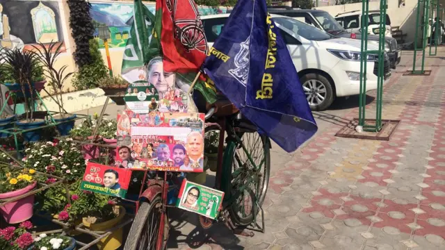 पार्टियों के झंडे