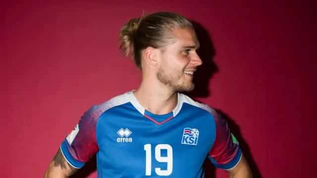 Rurik Gislason con el pelo recogido