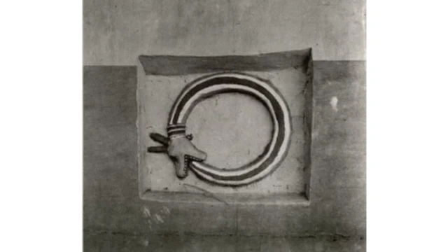 Représentation du vodun Dan, symbole de continuité, sur les murs du palais dahoméen, aujourd'hui Bénin