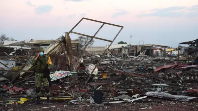 Puestos de venta arrasados por las llamas.
