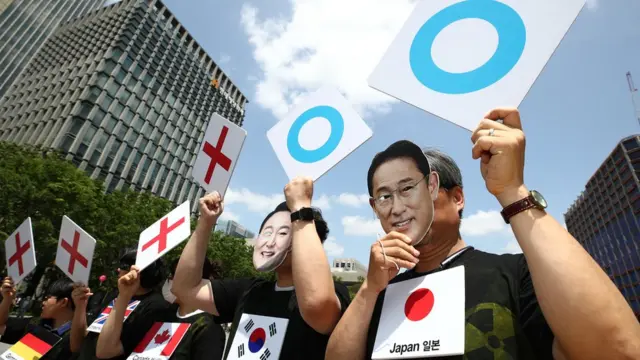 환경보건시민센터 회원들이 19일 서울 종로구 광화문광장에서 G7 정상회의 국가·초청국의 일본 후쿠시마 원전 오염수 태평양 해양투기 반대의사 표명을 촉구하는 기자회견을 하고 있다