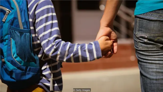 性格特征可以后天学习获得，有时是从过分强调自信心的父母那里养成这种性格。